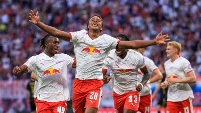 Bild: Jan Woitas/dpa
Assan Ouedraogo (M, RB Leipzig) bejubelt bei seinem Startelf-Debüt auch sein Tor-Debüt im RB-Trikot.