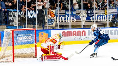 Bild: Elke Englmaier
Der Moment des Abend: Tyler Ward vollstreckt zum zwischenzeitlichen 4:2 nach einem genialen Pass von Tomas Rubes. Die Blue Devils besiegten den ESV Kaufbeuren am Freitagabend mit 4:3.