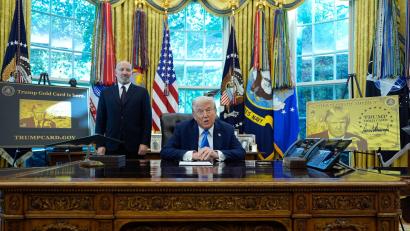 Bild: Alex Brandon/AP/dpa
„Kauft jetzt DIE TRUMP GOLD CARD“, rät der Präsident im Stile eines Verkäufers.