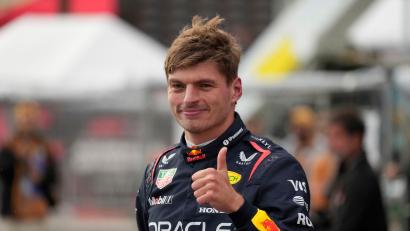 Bild: Darko Bandic/AP/dpa
Keiner war schneller: Verstappen startet in Baku von der Pole.