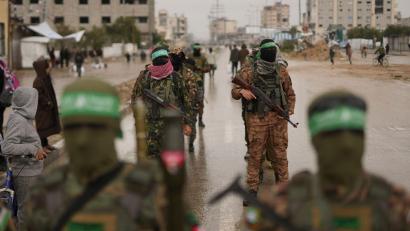 Bild: Abdel Kareem Hana/AP/dpa
Die Hamas drohte Israels Armee angesichts der kürzlich begonnen Bodenoffensive in der Stadt Gaza mit Tausenden Hinterhalten. (Archivbild)