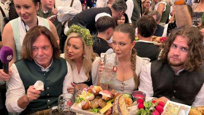 Bild: Britta Schultejans/dpa
Jürgen Drews (l.) ist auf dem Oktoberfest zu Gast.