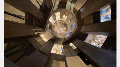Bild: Sabine Glaubitz/dpa
Die doppelläufige Wendeltreppe im Südturm: Ein Lauf führt hinauf, der andere hinunter, sodass sich die Besucher nie begegnen.