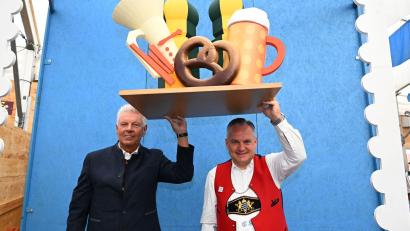 Bild: Felix Hörhager/dpa
Oberbürgermeister Dieter Reiter (SPD) (l) und Wiesnchef Christian Scharpf.