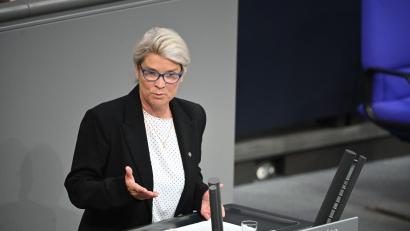 Bild: Katharina Kausche/dpa
Ein Rauchverbot im Auto soll Schwangere und Minderjährige vor den Gefahren des Passivrauchens schützen, die CDU-Politikerin Borchardt warnt vor Symbolpolitik. (Symbolbild)
