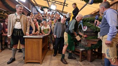 Bild: Peter Kneffel/dpa
Ministerpräsident Markus Söder (CSU) trug wieder Lederhosen.