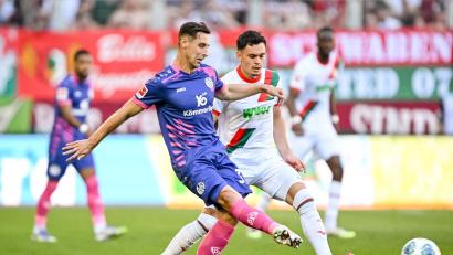Bild: Harry Langer/dpa
Mainz-Profi Dominik Kohr (links) und Augsburgs Fabian Rieder kämpfen um den Ball.