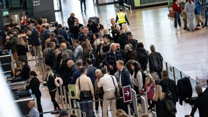 Bild: Fabian Sommer/dpa
Passagiere müssen am Flughafen BER Geduld mitbringen. (Archivbild)