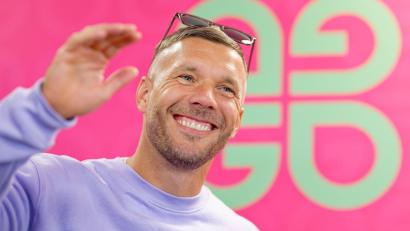 Bild: Uwe Anspach/dpa
Lukas Podolski freut sich über die Entwicklung seines Herzensclubs 1. FC Köln.