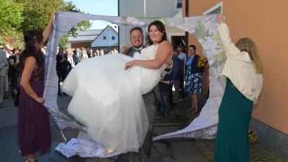 Bild: dob
Die Hochzeit von Jasmin Höger und Christoph Kraus war nicht nur ein bewegendes Ereignis für das Brautpaar, sondern auch ein Fest der Gemeinschaft und der Liebe – ein unvergesslicher Tag in Etzgersrieth.