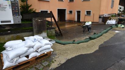 Bild: no
Nach einem starker Gewitterregen lief in Illschwang im vergangenen Jahr Wasser in einige Häuser – vor allem in unten gelegene Räume, was zu Feuerwehreinsätzen führte. In Zusammenarbeit mit dem Amt für Ländliche Entwicklung will die Gemeinde jetzt für einen besseren Hochwasserschutz sorgen.