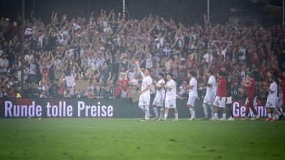 Bild: Andreas Becker/KEYSTONE/dpa
So friedlich wie hier nach dem Schlusspfiff des Spiels FC Aarau gegen Young Boys Bern ging es beim Pokalspiel nicht immer zu.