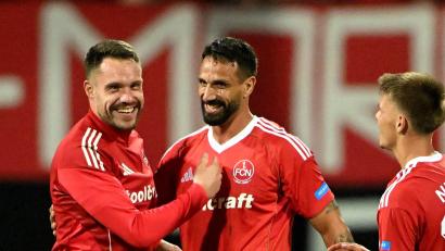 Bild: Jens Niering/dpa
Nürnberg-Stürmer Adriano Grimaldi (Mitte) jubelt mit den Teamkollegen über seinen Treffer zum 2:1-Endstand.