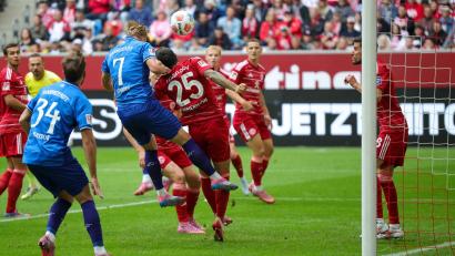Bild: Christoph Reichwein/dpa
Ein Tor, das nicht galt: Isac Lidberg (Nr. 7) köpft in der 8. Minute das vermeintliche 1:0 für Darmstadt, stand zuvor aber hauchdünn im Abseits.