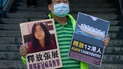 Bild: Kin Cheung/AP/dpa
Zhang Zhan hatte bereits eine Haftstrafe wegen desselben Vorwurfs abgesessen. (Archivbild)