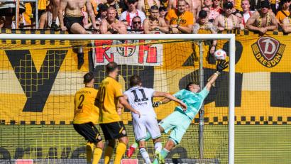 Bild: Robert Michael/dpa
Torwart Tim Schreiber (Dynamo Dresden, r) kann das Tor zum 2:2 nicht verhindern.