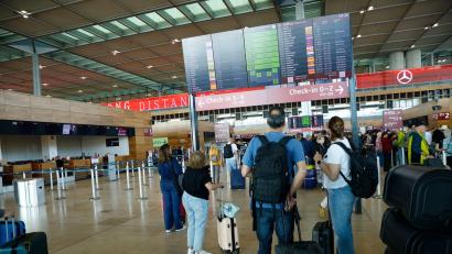 Bild: Carsten Koall/dpa
Passagiere müssen am Flughafen BER Geduld mitbringen.
