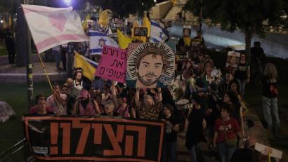 Bild: Mahmoud Illean/AP/dpa
In Israel fordern erneut Tausende Menschen ein Ende des Krieges.