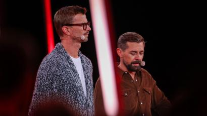 Bild: Christoph Reichwein/dpa
Joko Winterscheidt und Klaas Heufer-Umlauf sendeten am Samstagabend live aus Duisburg.