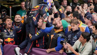 Bild: Darko Bandic/AP/dpa
Max Verstappen feiert seinen nächsten Sieg.