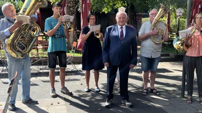 Bild: mma
Eine Delegation der Hahnbacher Marktbläser spielte Erich Kelsch (Mitte) zu seinem 80. Geburtstag ein fröhliches Ständchen.