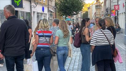 Bild: Susanne Schwab
Ob mit oder ohne Einkaufstasche: Viele Besucherinnen und Besucher waren bei der diesjährigen "Ladies Night" in der Fußgängerzone unterwegs, um die Vorteile dieser Aktion zu genießen.