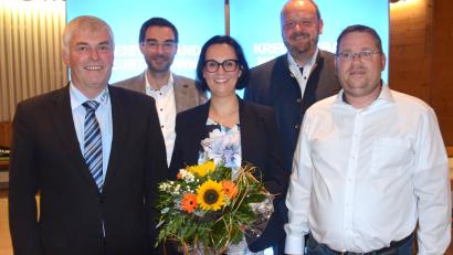 Bild: fz
Miriam Hanebuth zeigt sich motiviert und überzeugt, dass sie mit den beiden Ortsverbände Püchersreuth (Josef Beck, links) und Wurz (Manfred Wolfrath, rechts) an ihrer Seite sowie Landrat Andreas Meier und Landtagsabgeordneten Stephan Oetzinger (hinten von rechts) im Rücken als Bürgermeisterin viel für die Püchersreuth leisten kann.