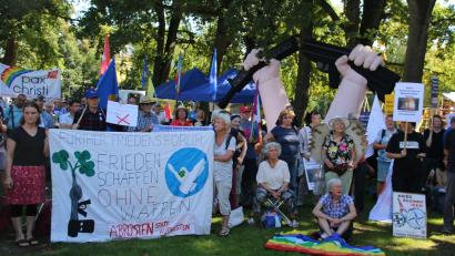 Bild: sne
250 Menschen demonstrierten am Wochenende friedlich im Stadtpark von Grafenwöhr gegen eine mögliche Stationierung von Mittelstreckenraketen im Truppenübungsplatz.