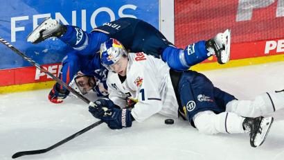 Bild: Uwe Anspach/dpa
Mannheims Luke Esposito (l) kam nach einem Bodycheck ins Krankenhaus. (Archivbild)