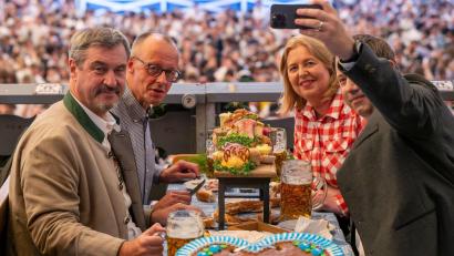Bild: Peter Kneffel/dpa
Selfie im Festzelt: Kanzler Merz besucht mit Kabinettsmitgliedern das Oktoberfest