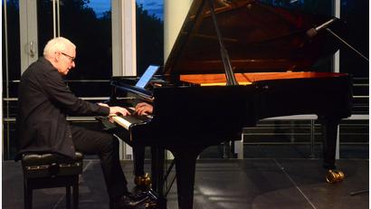 Bild: Kunz
Markus Becker verjazzt die Werke des Komponisten Max Reger. Bei den 27. Weidener Max-Reger-Tagen erweitert das musikalische Experiment die Grenzen zweier scheinbar getrennter Klangwelten.