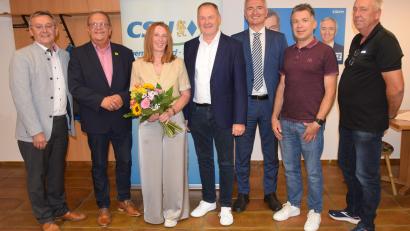 Bild: bö
Einstimmig wird Erich Meidinger vom CSU-Ortverband Ebermannsdorf-Pittersberg zum Bürgermeisterkandidaten gewählt. Von links: Ehrenvorsitzender Josef Gilch, Bürgermeister Martin Preuß Amberg, Martina Meidinger, Erich Meidinger, MdL Harald Schwartz, Thomas Wiedenbauer und Andreas Schmid.