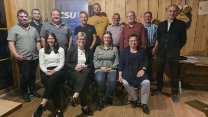 Bild: Verena Schieder
Die nominierten CSU-Kandidaten für die Kommunalwahl 2026 in Krummennaab (von links, hinten): Andreas Heinz, Tristan Hagspiel, Matthias Reul, Franz-Josef Stock, Christopher Moller, Volkmar Sirtl, Norbert Rahn, Manfred Krumholz, Wolfgang Vollath. Von links, sitzend: Nina Malzer, Bürgermeisterin Marion Höcht, Sandra Hofmann, Isolde Hey