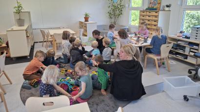 Bild: jua
Der Kindergarten "Moritz" der Gemeinde Schmidgaden ist in eine Containeranlage umgezogen. Für die betreuten Kinder ist da bestens gesorgt.