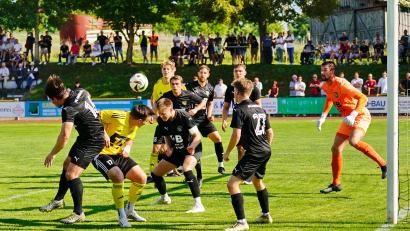 Bild: ref
Brenzlige Szene vor dem Tor des FC Amberg, aber die Hahnbacher Spieler verpassen die Chance.