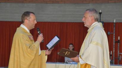 Bild: sche
Dekan Thomas Helm (links) bei der Amtseinführung von Pfarrer Josef Irlbacher in der Pfarrkirche St. Josef in Raigering.