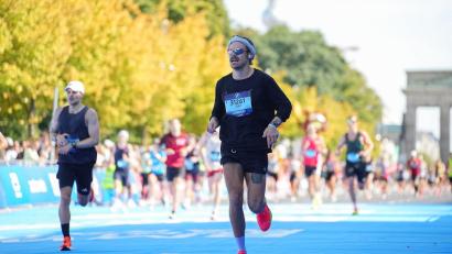 Bild: Sportograf/SCC Events/dpa
Der britische Sänger und Schauspieler Harry Styles (r) startete unter falschem Namen beim Berlin-Marathon.