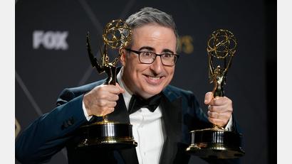 Bild: Ashley Landis/AP
John Oliver ist ein großer Fan von Bernd das Brot. (Archivbild)