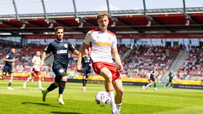 Bild: Sascha Janne
Dejan Galjen (vorne am Ball) und seine Teamkollegen vom SSV Jahn Regensburg empfangen den FC Ingolstadt.