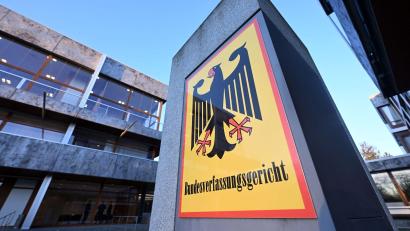 Bild: Uli Deck/dpa
Die 16 Richter und Richterinnen des Bundesverfassungsgerichts werden jeweils zur Hälfte vom Bundestag und vom Bundesrat gewählt. (Symbolbild)