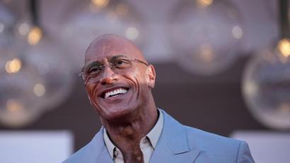 Bild: Alessandra Tarantino/Invision/AP/dpa
Hollywood-Star und Ex-Wrestler Dwayne „The Rock“ Johnson hat über den schmerzhaftesten Moment seines Lebens gesprochen. (Archivbild)