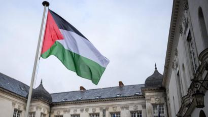 Bild: Loic Venance/AFP/dpa
Einige französische Kommunen haben die palästinensische Flagge gehisst.