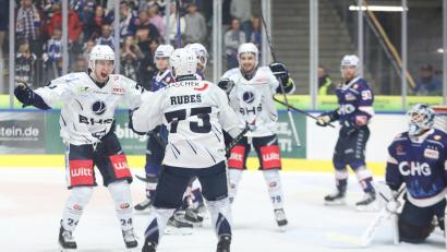 Bild: Kim Enderle
Paul Vinzens (links) weiß, bei wem er sich zu bedanken hat. Nach Zuspiel von Kapitän Tomas Rubes markierte der Youngster am Sonntagabend in Ravensburg sein erstes DEL2-Tor – ausgerechnet an seinem Geburtstag.