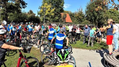 Bild: stg
Der 2. Kemnather Radelsonntag war mit 115 Teilnehmern ein voller Erfolg. Start und Zielpunkt war der Platz vor dem Gesellenhaus.