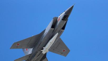 Bild: Pavel Golovkin/AP/dpa
Russischer Kampfjet des Typs MiG-31