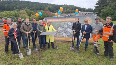 Bild: jua
Bauherren, Planer und Vertreter der Stadt Nabburg feiern gemeinsam den Baubeginn im neuen Wohnquartier am Brünnlweg. Dazu hat Sylvia Wagner (in der Mitte), die Geschäftsführerin der Baufirma Wagner, eingeladen.
