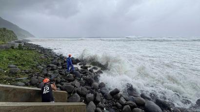 Bild: Justine Mark Pillie Fajardo/AP/dpa
Die staatliche Wetteragentur Pagasa warnt vor lebensbedrohlichen Bedingungen.