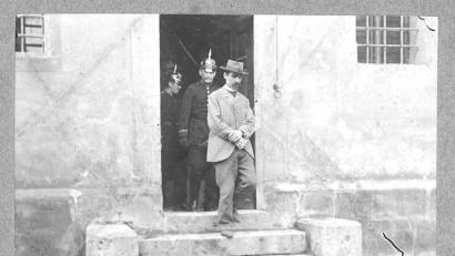 Archivbild: Tagebuch des Scharfrichters Franz Xaver Reichhart/Staatsarchiv München
Der Kindsmörder, wie er, begleitet von Polizisten, aus der Amberger Fronfeste herauskommt. Die Stufen mit den beiden Steinen links und rechts sind heute noch da. Jetzt ist hier der Eingang zum Hotel Fronfeste.