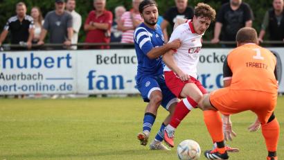 Bild: Dieter Jäschke
Der Auerbacher Burak Isci (links) kommt an Christopher Fleischmann und Torwart Rene Wächter von der SpVgg Trabitz nicht vorbei. Der SV 08 Auerbach gewann das Kreisliga-Spitzenspiel mit 3:0 und übernahm die Tabellenführung.