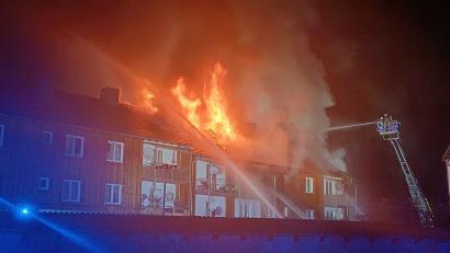 Bild: ---/Zema Medien/dpa
Feuerwehr, Rettungskräfte und Polizei waren mit einem Großaufgebot im Einsatz.